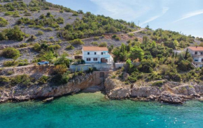 Beach Front Apartment In Jablanac With Wifi